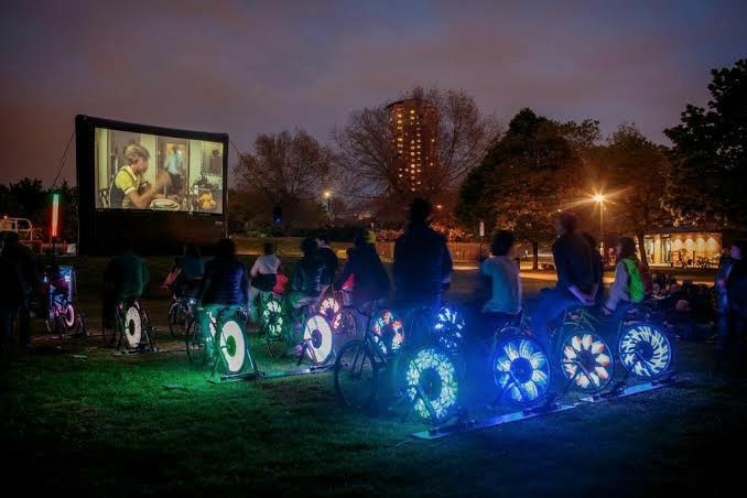 Pedallı sinema da diyeceğimiz, açık havada bisikletlerden pedal çevirip film izlemek ister miydiniz?