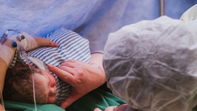 Erkekler Eşlerinin Yanına Doğuma girmeli mi?