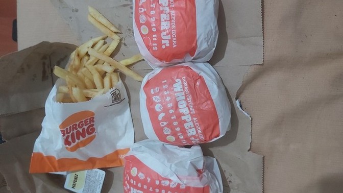 Hamburger seven var mı. Bu saatte aç olan var mı 😁?