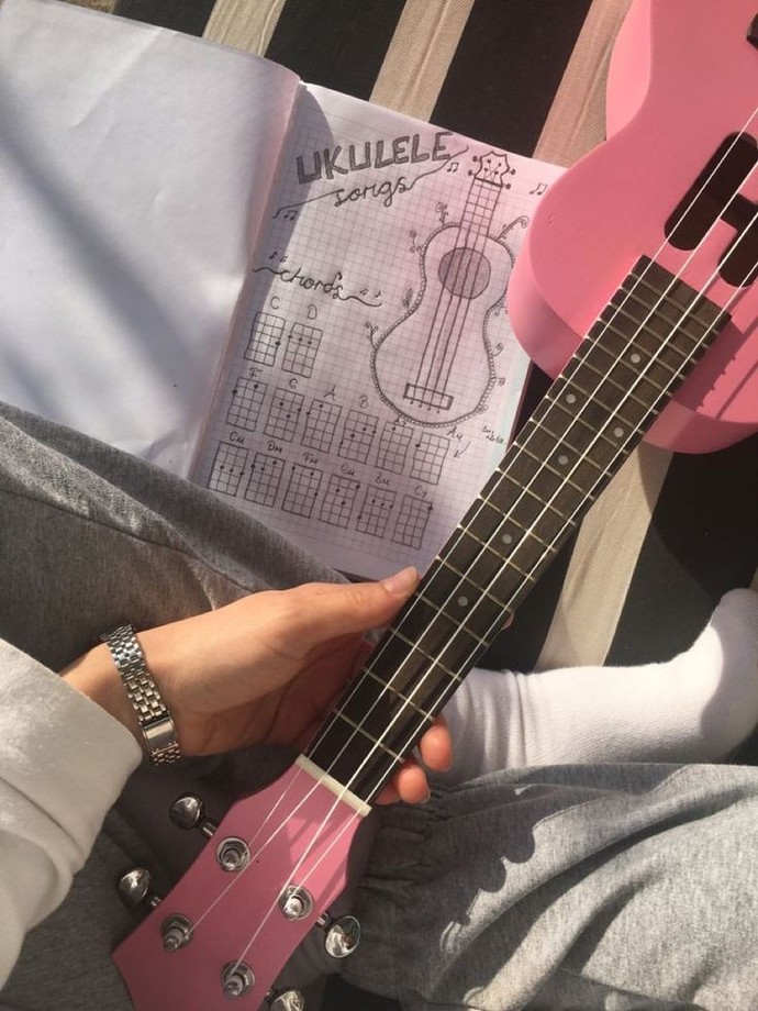 Gitardan daha küçük ve daha basit bir enstrüman.