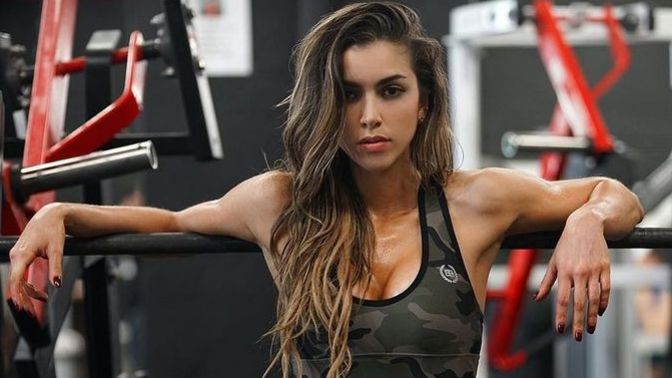 Spor salonunda makyajla spor yapan kızlar hakkında ne düşünüyorsunuz?