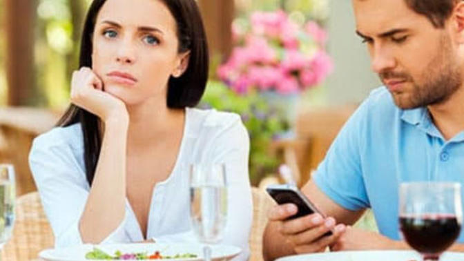 Buluşmaya gelen sevgili telefonunu uçak moduna alırsa, nasıl tepki verirsiniz?
