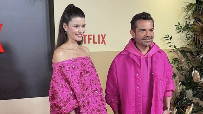 Beren Saat ve Kenan Doğulu çiftinin pembe kombinleri sosyal medyayı ikiye böldü. Siz beğenen tarafında mısınız beğenmeyen mi?