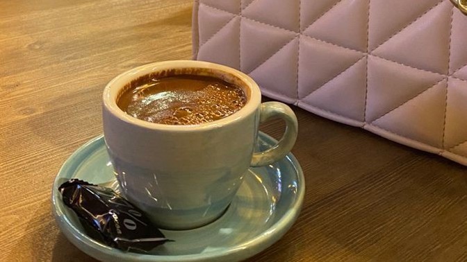 Gittiğin mekanın içeceğini beğenmesen içmeye devam eder miydin?