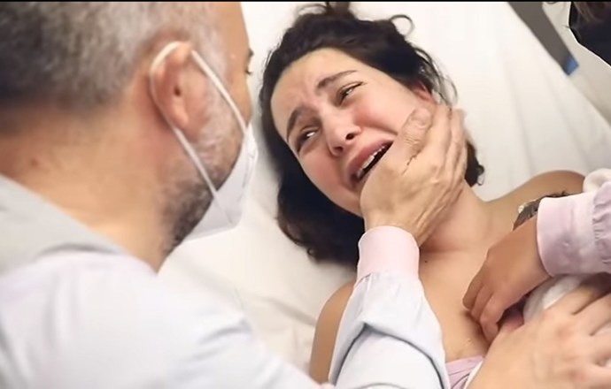 Bergüzar KOREL 1 yıl önceki doğum anlarını paylaştı. Sizce doğum anı özel midir yoksa herkes ile paylaşılabilir mi?