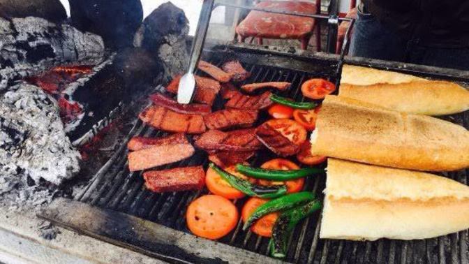 Mangalda ekmek arası sucuk sever misiniz?