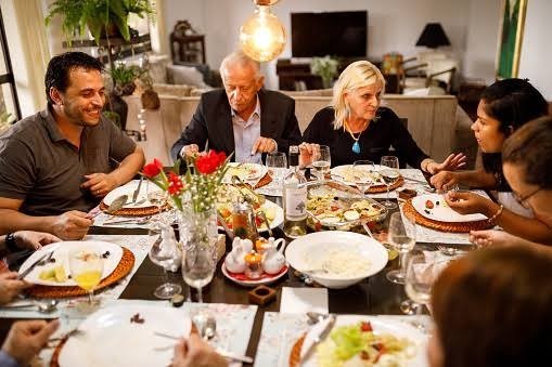 Erkekler yemek yapmayi bilmeyen kızla evlenir misiniz?