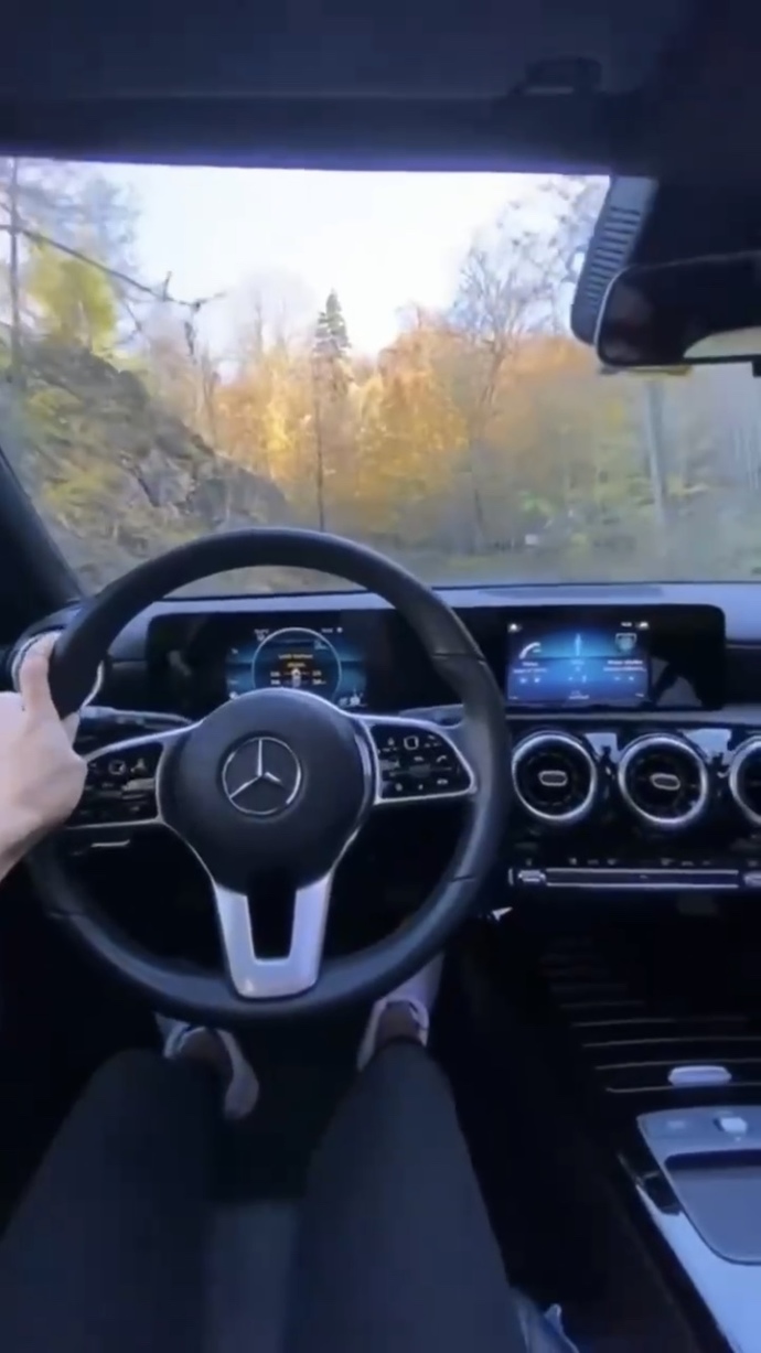 Bu mercedesin modeli nedir gençler?