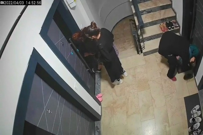 Eve girmeden önce ayakkabıları koklayan hırsızlar yakalandı! Ayakkabılarınızı koklasalardı evinize girerler miydi?