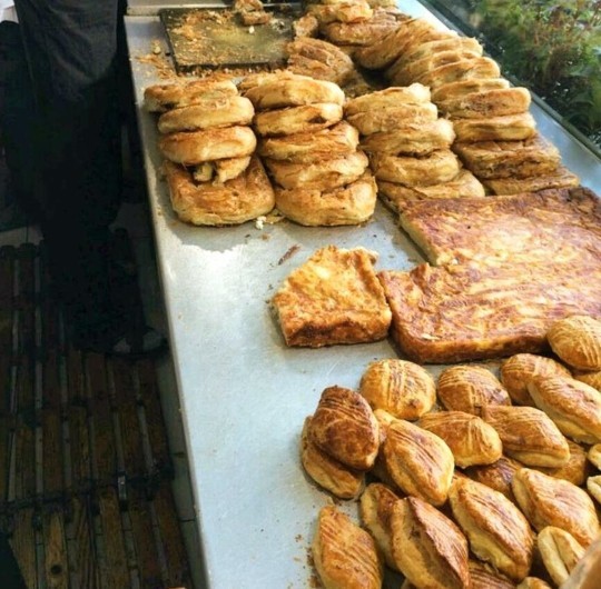 Güne güzel bir poğaça ve börekle başlamaya ne dersiniz?