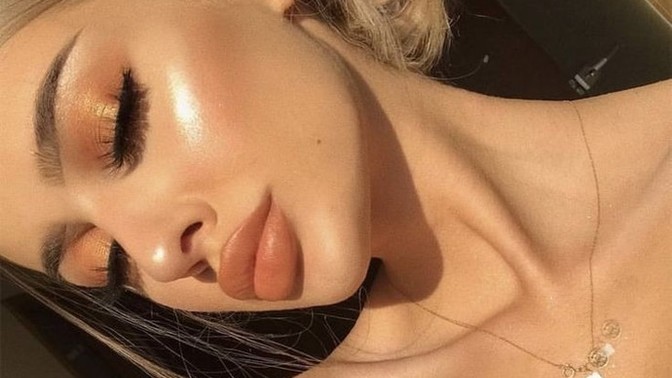 Highlighterı yoğun kullanmak, abartılı makyaj mı yoksa yüze nur inme sembolü müdür?