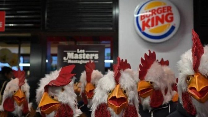 Paris'te hayvan hakları savunucusu aktivistler Burger King'i tavuk maskeleriyle bastı! Aktivistleri destekliyor musunuz?