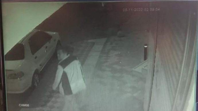 Bahçelievlerde bir kişi yaya yolunu kapattıklarını iddia ederek 10 arabanın lastiklerini kesmiş! Araba sahiplerine yazık değil mi?