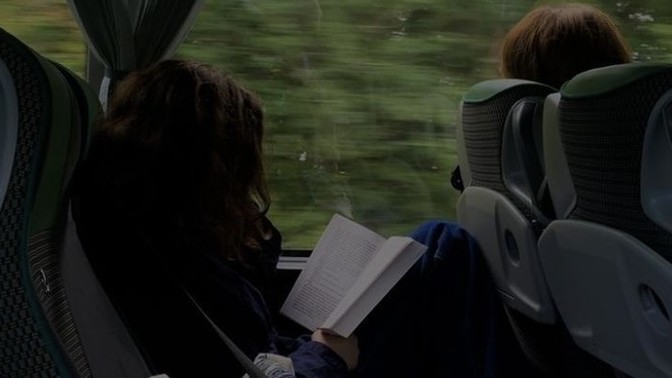 Herhangi bir yolculukta kitap mı okursun şarkı mı dinlersin?