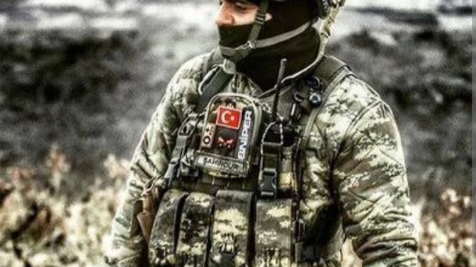 Hayranlığın sebebi üniforma mı? Kişilik mi? kahramanlık mı?