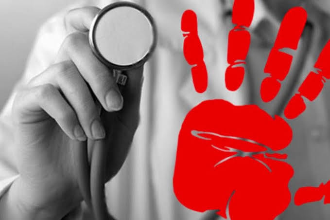 İstanbul’da hasta almaya gelen 3 sağlık çalışanına sopalarla saldırdılar! Ambulans aracınıza çarpsa ne yaparsınız?
