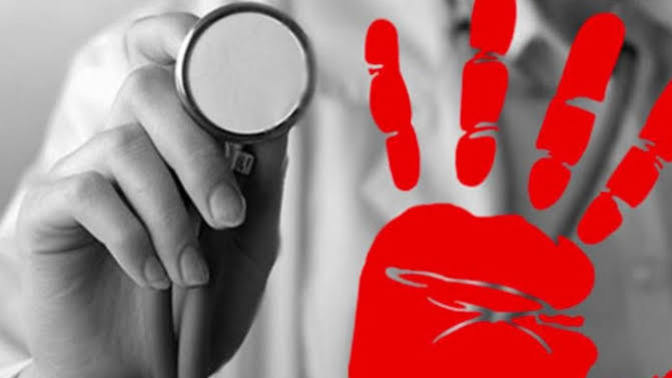 İstanbul’da hasta almaya gelen 3 sağlık çalışanına sopalarla saldırdılar! Ambulans aracınıza çarpsa ne yaparsınız?