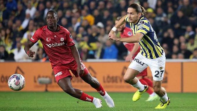 Fenerbahçe 1 - Sivasspor 0, sarı lacivertliler ikinci devreyi 10 kişi oynayarak maçı kazanmasını bildi! Maçı nasıl buldunuz?