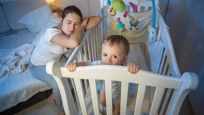 Gece sık sık uyanan bebek sizi çileden çıkartır mı?