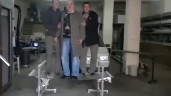 Oyun oynarken birden bire evinizin cami kırıldı, tepkiniz ne olurdu?