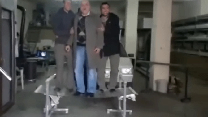 Oyun oynarken birden bire evinizin cami kırıldı, tepkiniz ne olurdu?