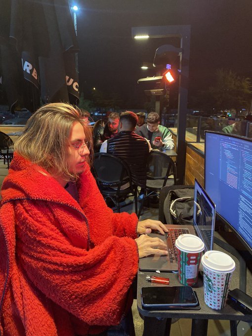 Starbucksa monitör götürüp çalışmayan kendine yazılımcı demesin. Siz yanınızda monitör taşır mısınız?