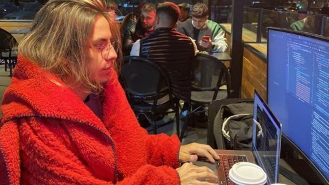 Starbucks'a monitör götürüp çalışmayan kendine yazılımcı demesin. Siz yanınızda monitör taşır mısınız?