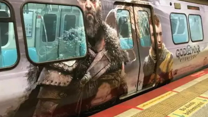 Metroya basılan Kratos resimleri tepki çekti! Sizce Kratos'a olan tepkiler haklı mı?