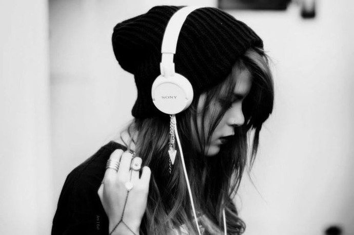 Müzik dinlerken geçmişi mi hayal edersin, geleceği mi?