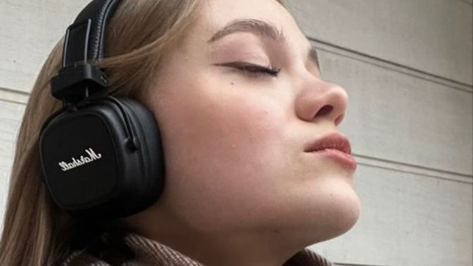 Müzik dinlerken geçmişi mi hayal edersin, geleceği mi?
