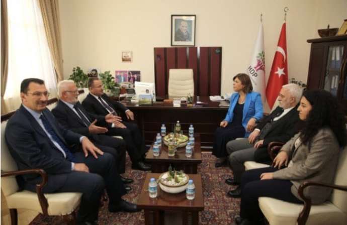 AK Partinin HDP ile görüşmesi hakkında düşünceniz nedir?