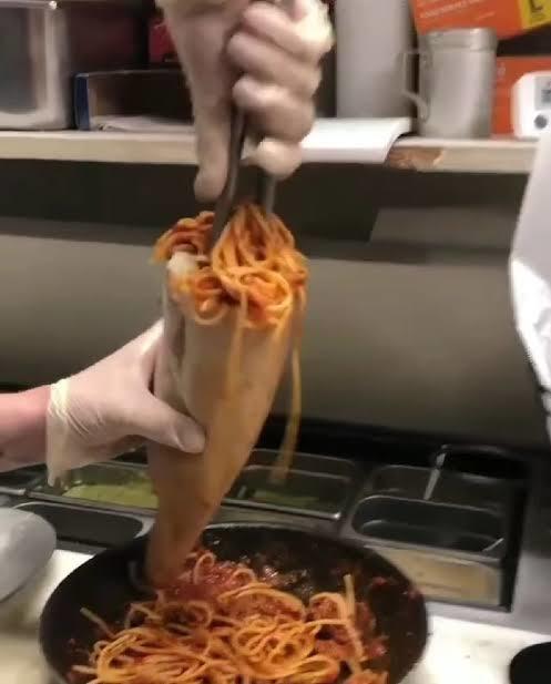 Doymak için ekmek arası makarna yer misiniz?