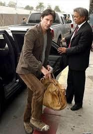 Keanu Reeves, Matrix filminin setine giderken yırtılan ayakkabısını bantlayarak gitmiş. Ne düşünüyorsunuz?