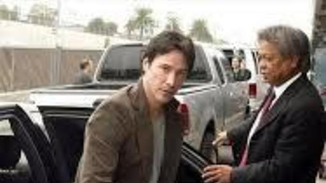 Keanu Reeves, Matrix filminin setine giderken yırtılan ayakkabısını bantlayarak gitmiş. Ne düşünüyorsunuz?