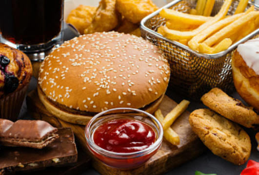 Fast food yemeyi mi ev yemeğini mi tercih edersin?