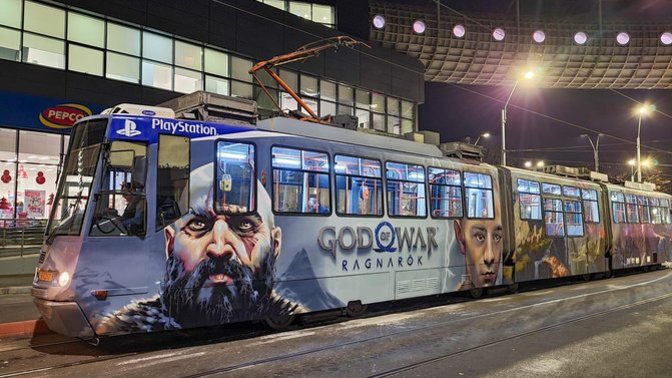 Romanya Bükreş'te tamamen çizim olan God of War reklamı! Çok güzel durmuyor mu?