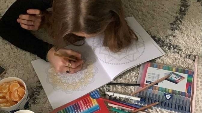 Yetişkinlerin boyama yapması tuhaf mıdır?