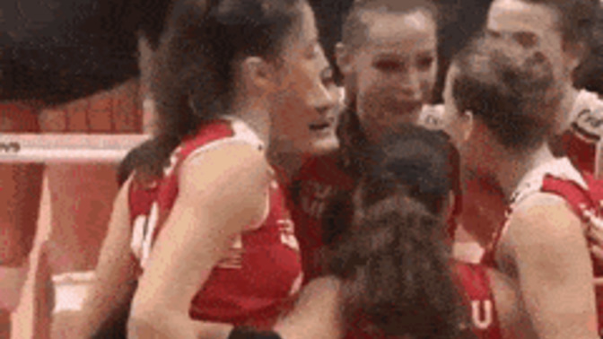 Voleybolda kızlar neden hep popoları elleşerek sevinir😂?