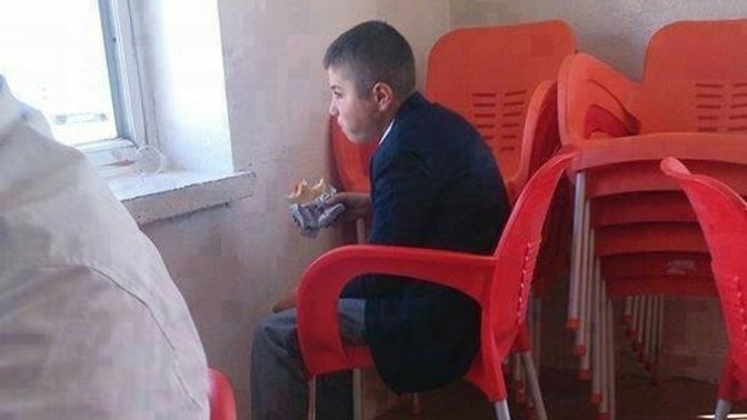 Kantinde tek başına tost yiyen çocuk acaba şu an napıyordur?