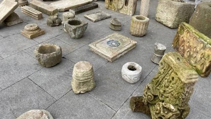 Tarihi eserlerin müzelerde sergilenmek yerine, müzayedelerde zengin bebelerine satılması hakkında ne düşünüyorsunuz?