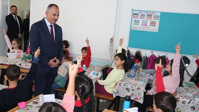 Diyarbakırda her okulda günde 1 saat kitap okutuluyor. Sizce Türkiye genelinde uygulanması gereken bir proje mi?