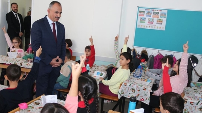 Diyarbakır'da her okulda günde 1 saat kitap okutuluyor. Sizce Türkiye genelinde uygulanması gereken bir proje mi?