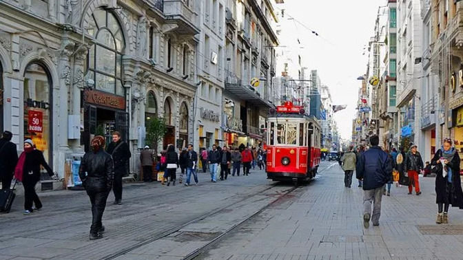 İstiklal Caddesi üzerindeki tüm banklar kaldırıldı! Sizce cadde üzerinde bank olması hata mıydı?