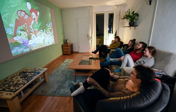 Sizin için tek başına film izlemek mi daha keyifli yoksa arkadaşla mı?