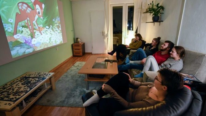 Sizin için tek başına film izlemek mi daha keyifli yoksa arkadaşla mı?