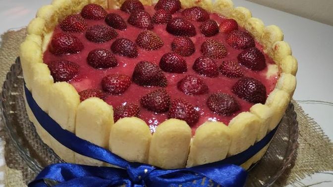 Kedidili ve çilekli pasta yaptım, nasıl görünüyor?