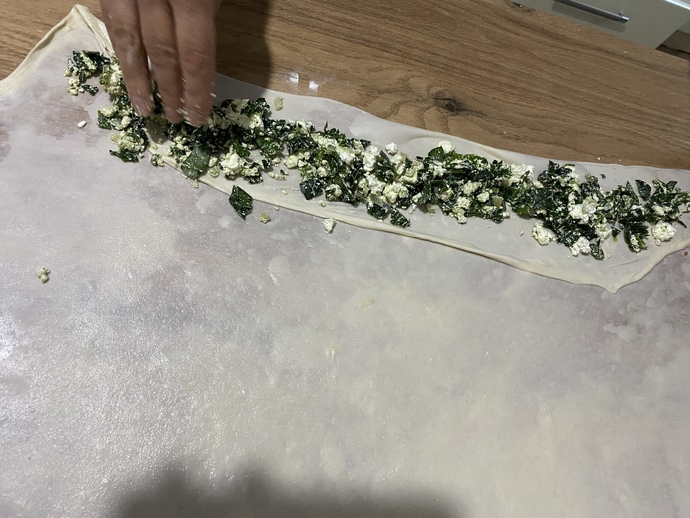 El açması ıspanaklı, peynirli börek yapıyorum. Sen böreği neli seversin?