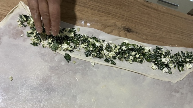El açması ıspanaklı, peynirli börek yapıyorum. Sen böreği neli seversin?