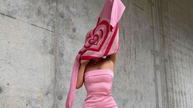 Pembe giyinmek çocuksu mu?