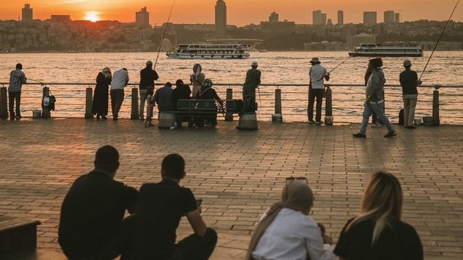 Şu görselde oturan insanlardan birisi olsaydınız, o manzaraya karşı hangi müziği dinlerdiniz?